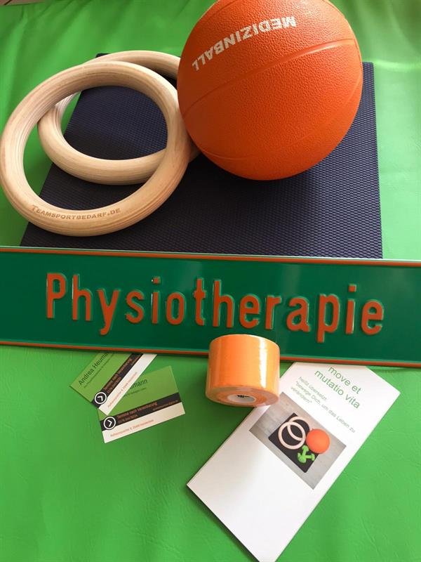 Grünes Schild „Physiotherapie“ mit Medizinball, Ringen und Tape