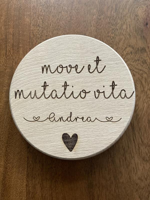 Holzuntersetzer mit dem Schriftzug „move et mutatio vita – Andrea“