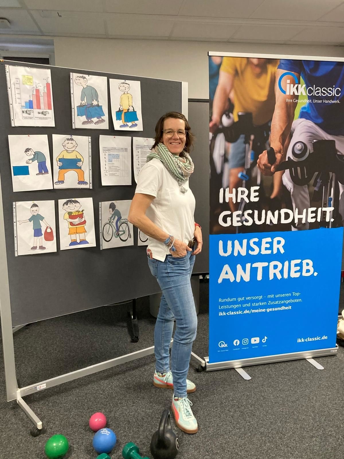 Andrea Heumann bei einem Gesundheitsvortrag vor einer Pinnwand und einem Roll-up der IKK classic
