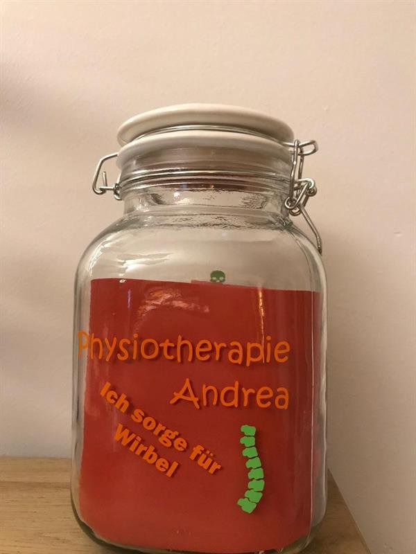Glas mit der Aufschrift „Physiotherapie Andrea – Ich sorge für Wirbel“